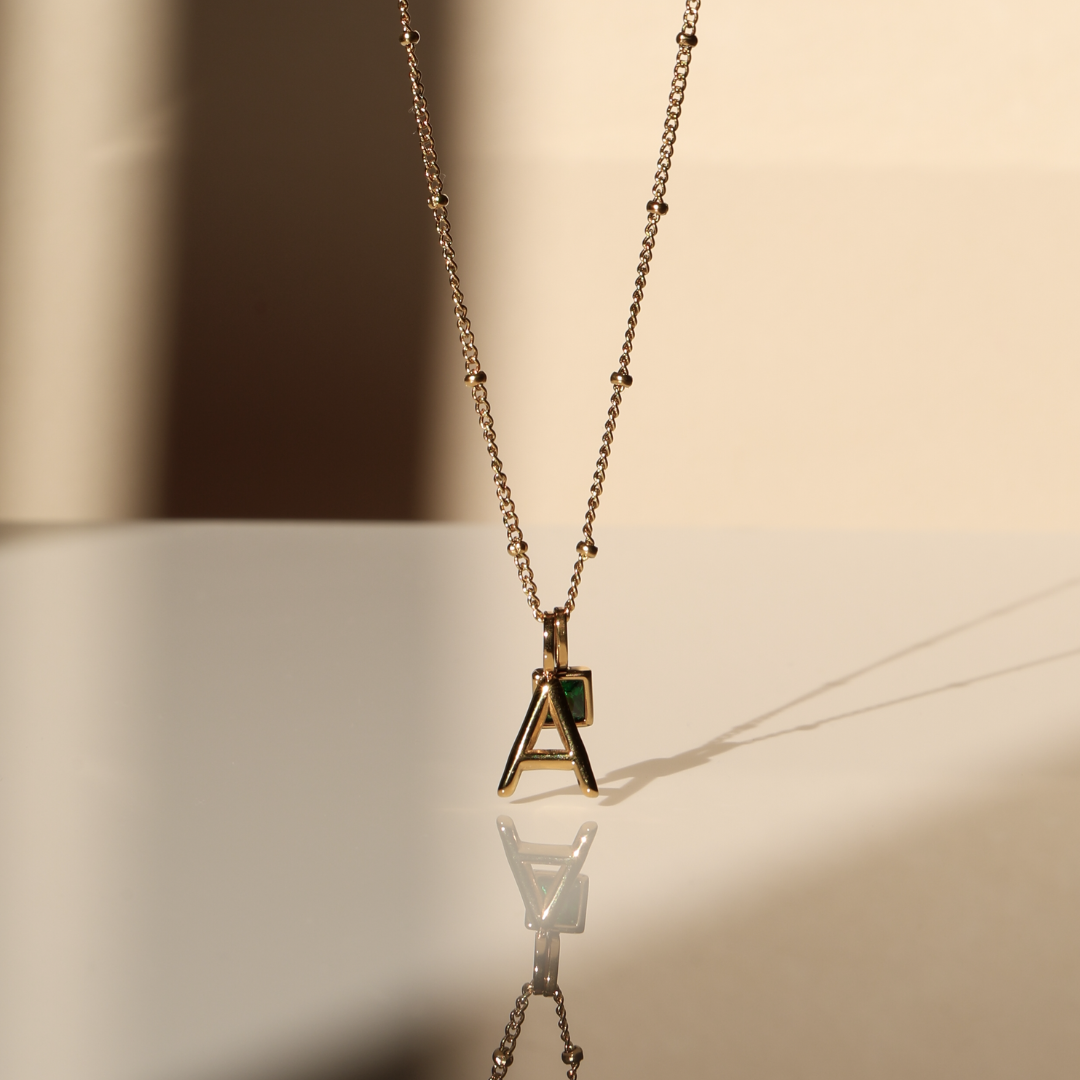 Collar con dije de inicial y piedra de nacimiento