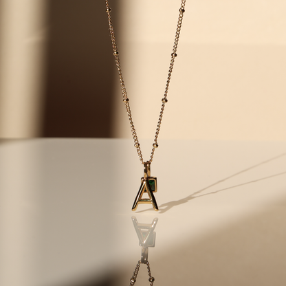 Collar con dije de inicial y piedra de nacimiento