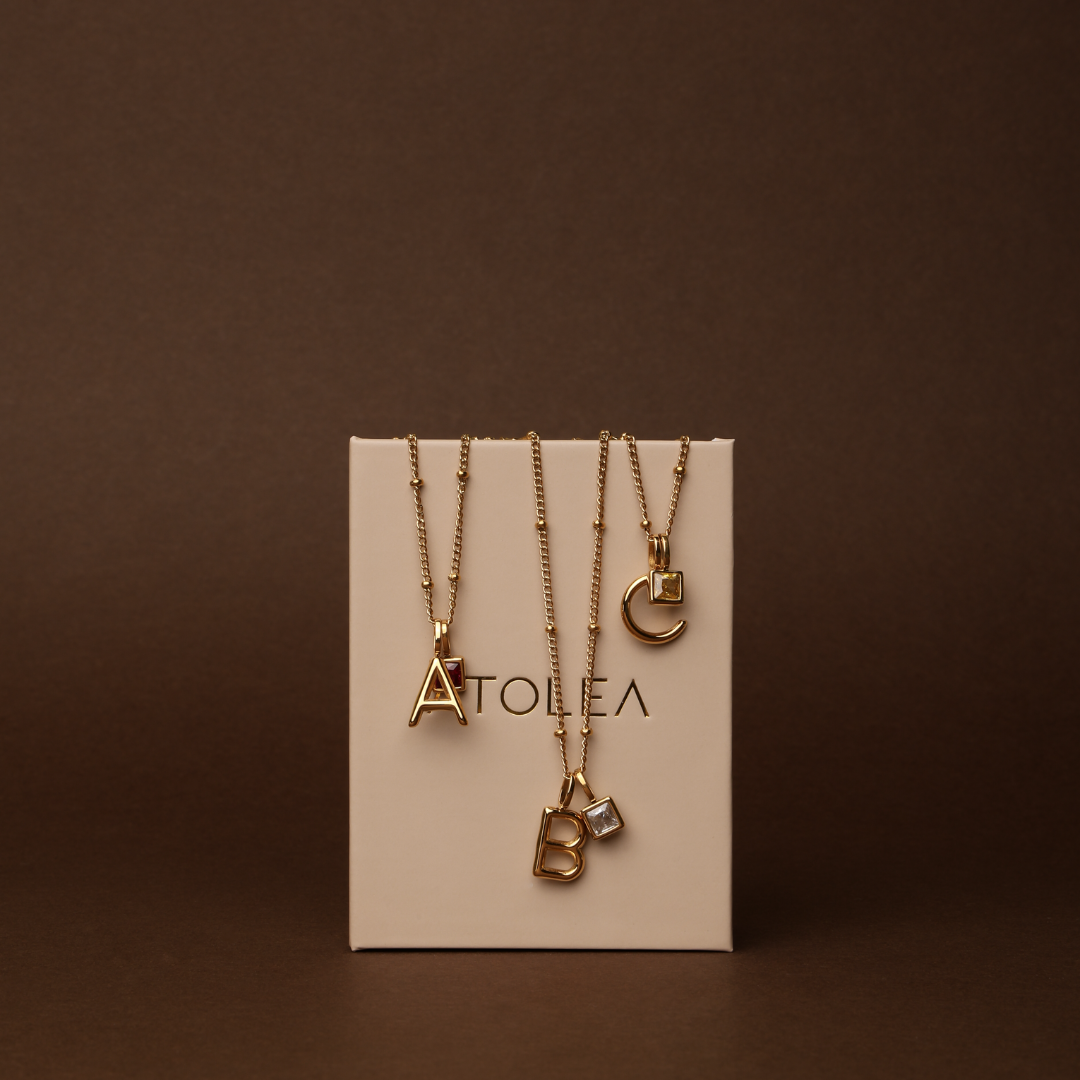 Collar con dije de inicial y piedra de nacimiento