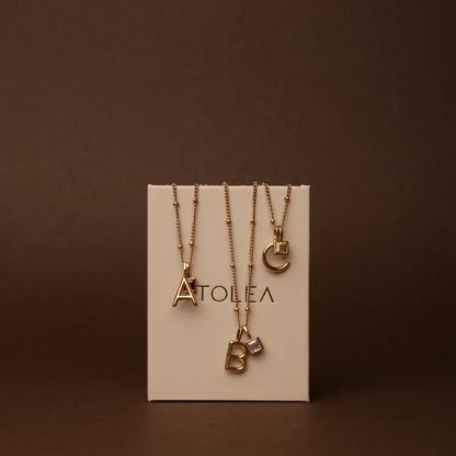 Collar con dije de inicial y piedra de nacimiento