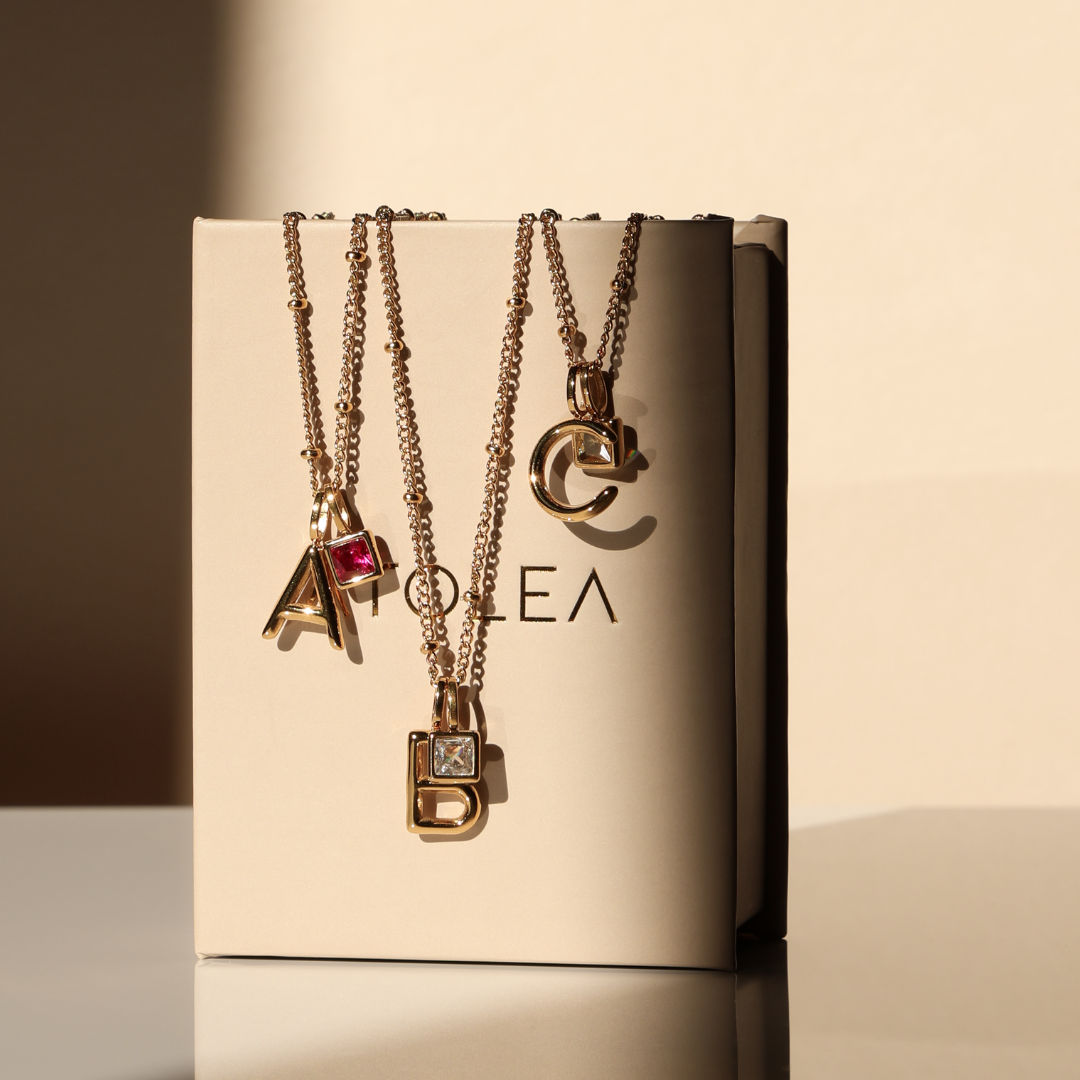 Collar con dije de inicial y piedra de nacimiento