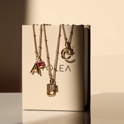 Collar con dije de inicial y piedra de nacimiento