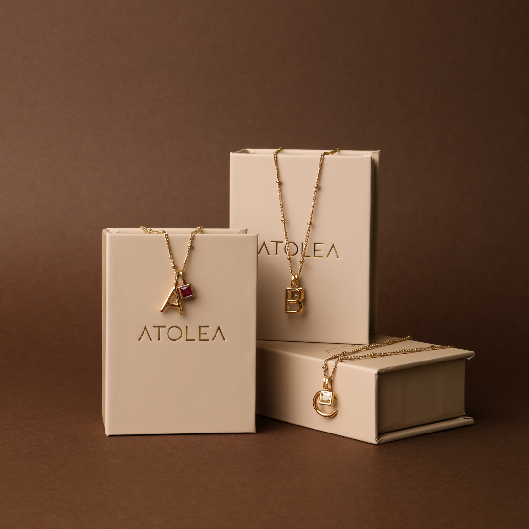 Collar con dije de inicial y piedra de nacimiento