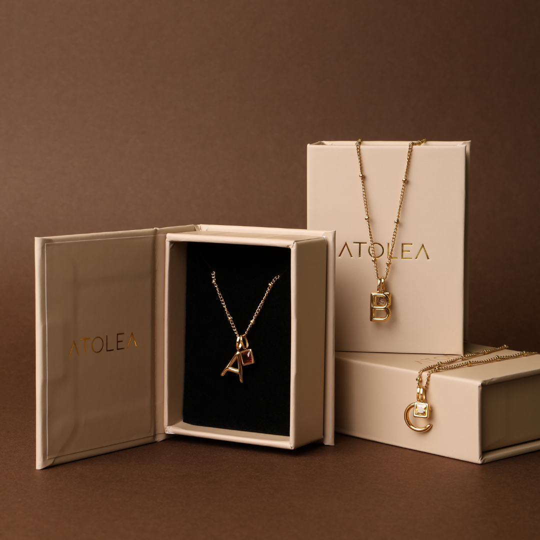 Collar con dije de inicial y piedra de nacimiento