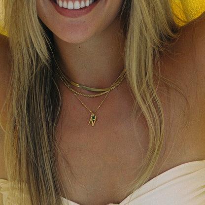 Collar con dije de inicial y piedra de nacimiento