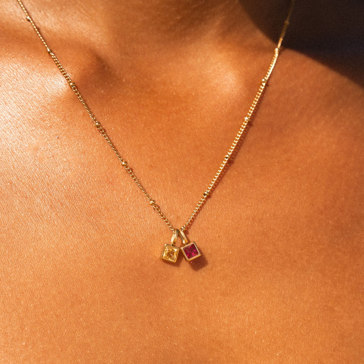 Collar con dije de inicial y piedra de nacimiento