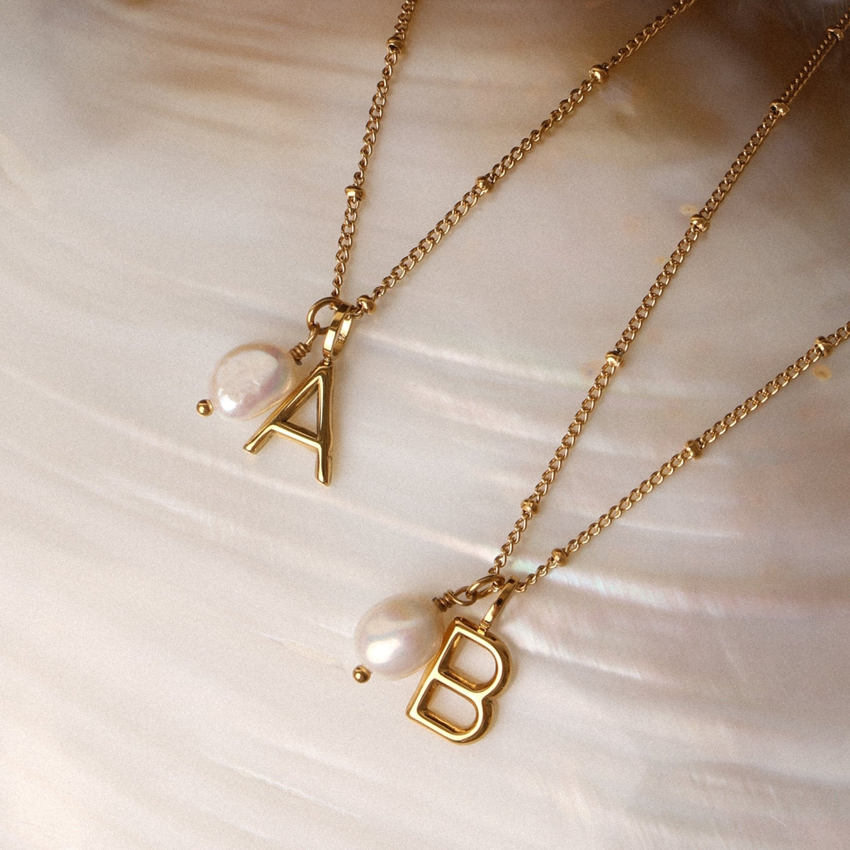 Collar de perlas y letra inicial