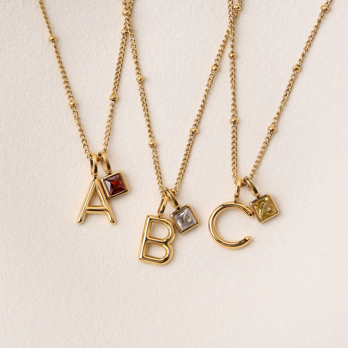 Collar con dije de inicial y piedra de nacimiento