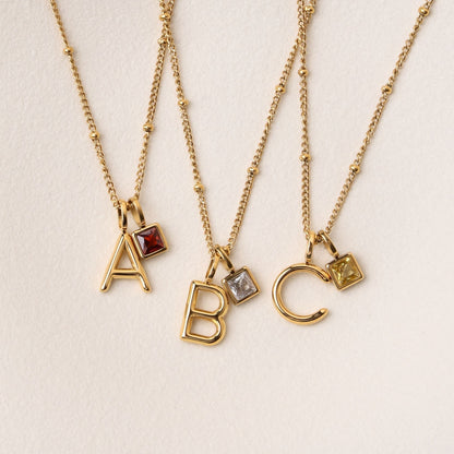Collar con dije de inicial y piedra de nacimiento