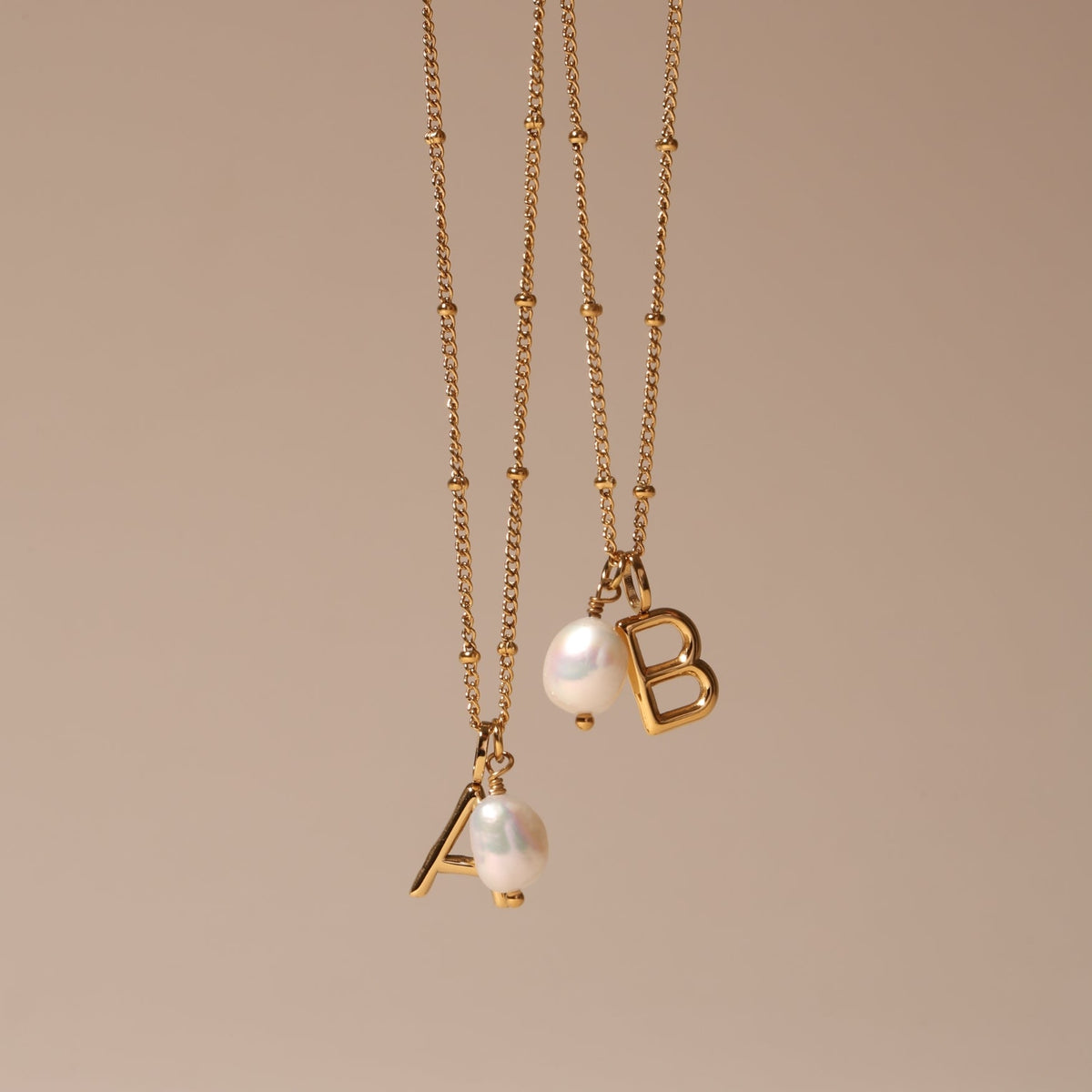 Collar de perlas y letra inicial