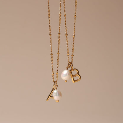 Collar de perlas y letra inicial