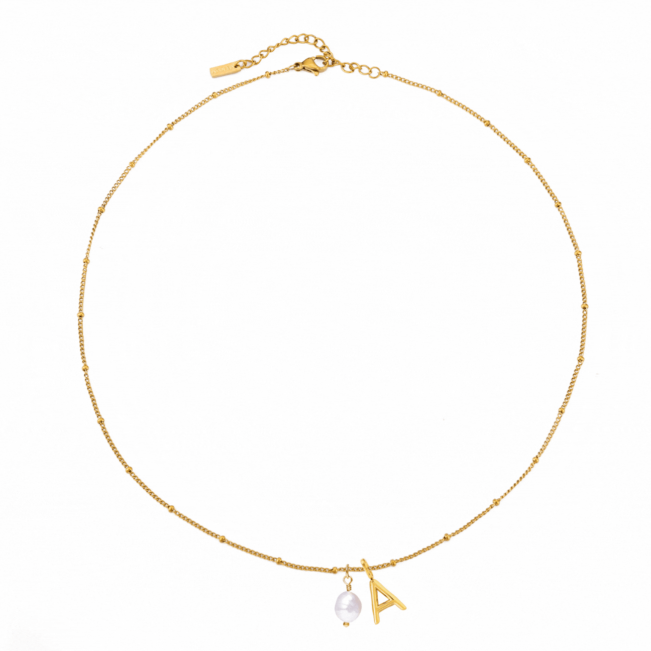 Collar de perlas y letra inicial