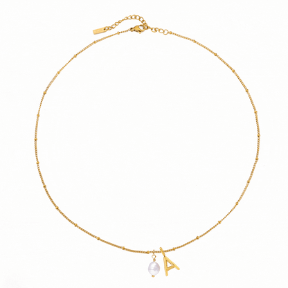 Collar de perlas y letra inicial