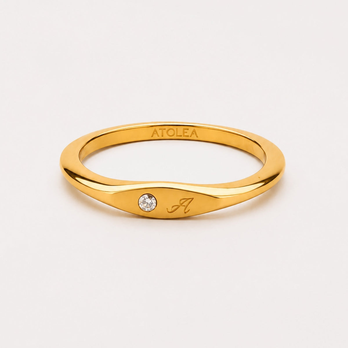 Anillo de cristal con una inicial