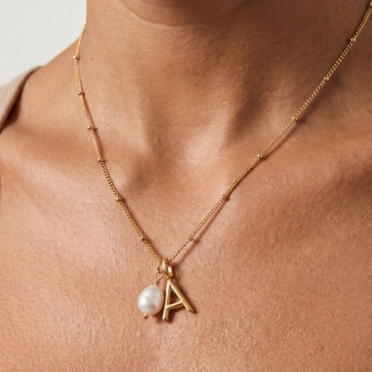 Collar de perlas y letra inicial