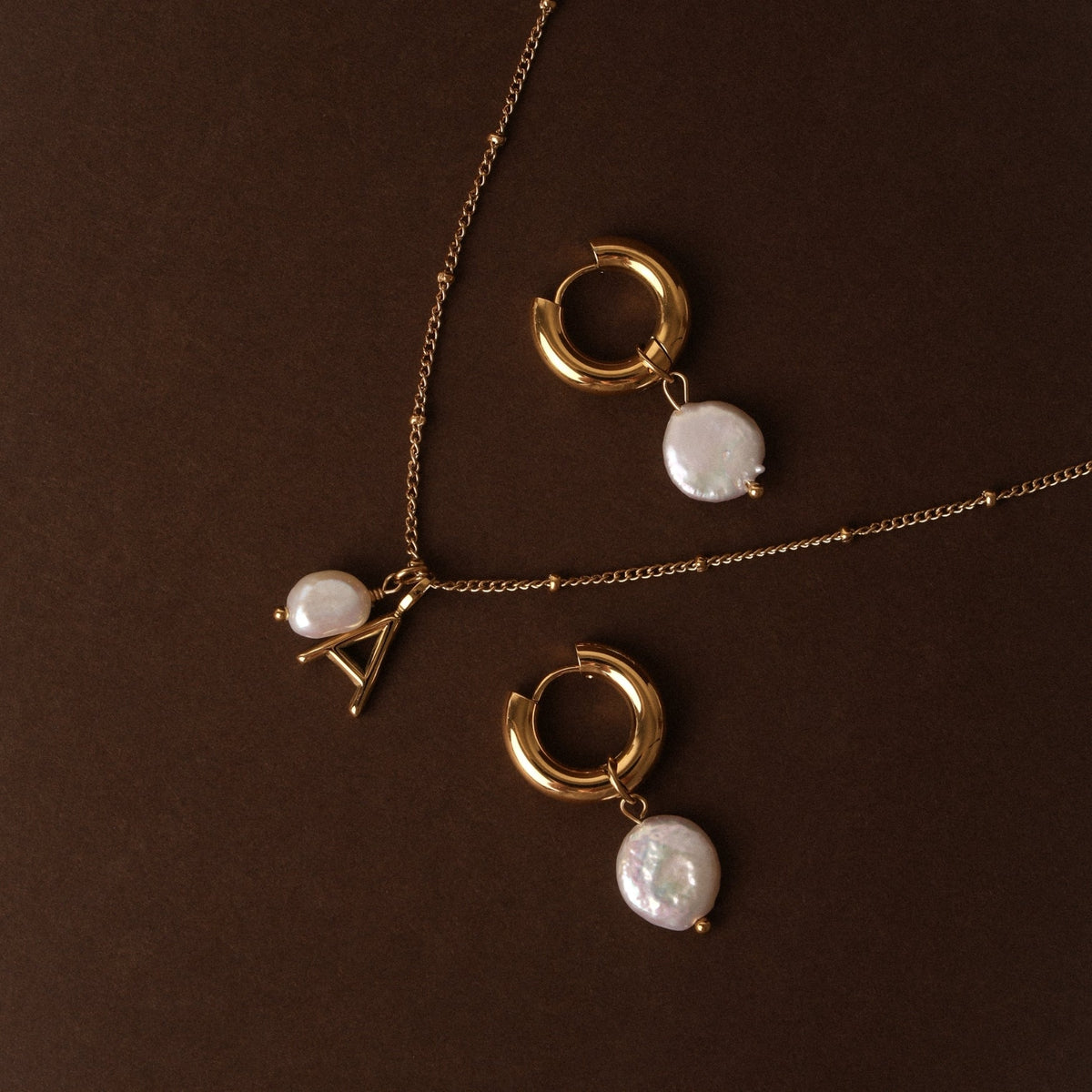 Collar de perlas y letra inicial