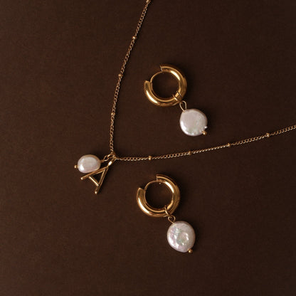 Collar de perlas y letra inicial