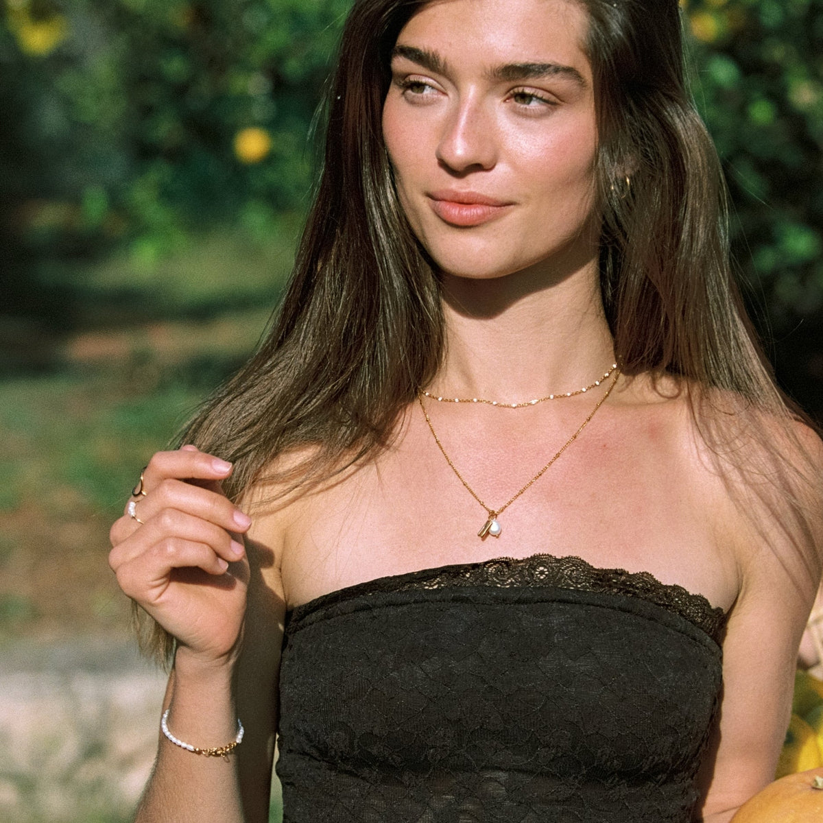 Collar de perlas y letra inicial