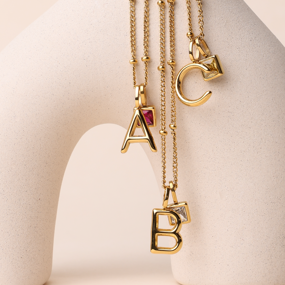 Collar con dije de inicial y piedra de nacimiento